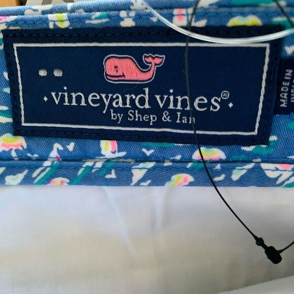 Vineyard Vines sailboat beach shorts. Size 32 - Picture 4 of 4
